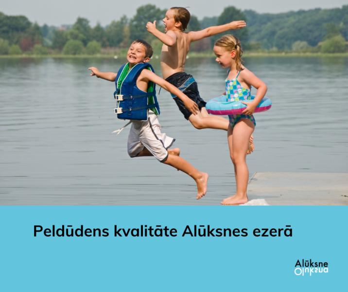 Divi zēni lēcienā lec ezerā no laipas, viens zilā peldvestē. Blakus uz laipas stāv meitene ar peldriņķi. Attēla apakšā redzams teksts: Peldūdens kvalitāte Alūksnes ezerā.