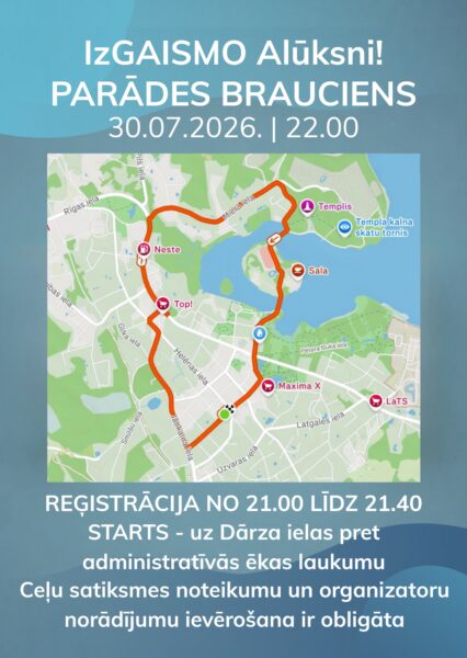 Informatīvs plakāts ar virsrakstu "IZGAISMO ALŪKSNI! PARĀDES BRAUCIENS 30.07.2026. | 22.00". Centrā ir Alūksnes kartes attēls ar iezīmētu maršrutu ap Alūksnes ezeru, kas šķērso pilsētas ielas. Maršrutā iekļauti orientieri kā Neste, Top!, Templis, Tempļa kalna skatu tornis, Sala, Maxima X un LaTS. Apakšdaļā teksts: "REĢISTRĀCIJA NO 21.00 LĪDZ 21.40 STARTS - uz Dārza ielas pret administratīvās ēkas laukumu Ceļu satiksmes noteikumu un organizatoru norādījumu ievērošana ir obligāta".