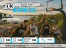 Plakāts reklamē 3X3 BASKETBOLA TURNĪRU ALŪKSNE 2026. Attēlā redzami četri vīriešu basketbolisti spēles karstumā āra laukumā saulrietā, fonā Alūksnes ezers un pilsēta. Turnīrs norisināsies 31. jūlijā Alūksnes Pilssalā. Kategorijas un sākuma laiki: U-10, U-12 pulksten 11.00; U-14, U-17 pulksten 14.00; Sievietes, Vīrieši pulksten 17.00. Pasākumu atbalsta Alūksnes sporta centrs. Pieteikšanās līdz 29. jūlija 23.59. Rakstot uz krista.ramane@aluksne.lv vai zvanot/rakstot uz 26431276.