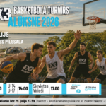 Plakāts reklamē 3X3 BASKETBOLA TURNĪRU ALŪKSNE 2026. Attēlā redzami četri vīriešu basketbolisti spēles karstumā āra laukumā saulrietā, fonā Alūksnes ezers un pilsēta. Turnīrs norisināsies 31. jūlijā Alūksnes Pilssalā. Kategorijas un sākuma laiki: U-10, U-12 pulksten 11.00; U-14, U-17 pulksten 14.00; Sievietes, Vīrieši pulksten 17.00. Pasākumu atbalsta Alūksnes sporta centrs. Pieteikšanās līdz 29. jūlija 23.59. Rakstot uz krista.ramane@aluksne.lv vai zvanot/rakstot uz 26431276.