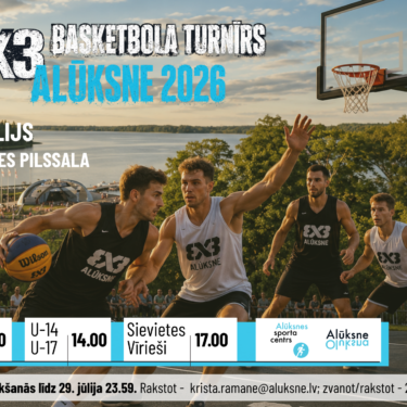 Plakāts reklamē 3X3 BASKETBOLA TURNĪRU ALŪKSNE 2026. Attēlā redzami četri vīriešu basketbolisti spēles karstumā āra laukumā saulrietā, fonā Alūksnes ezers un pilsēta. Turnīrs norisināsies 31. jūlijā Alūksnes Pilssalā. Kategorijas un sākuma laiki: U-10, U-12 pulksten 11.00; U-14, U-17 pulksten 14.00; Sievietes, Vīrieši pulksten 17.00. Pasākumu atbalsta Alūksnes sporta centrs. Pieteikšanās līdz 29. jūlija 23.59. Rakstot uz krista.ramane@aluksne.lv vai zvanot/rakstot uz 26431276.