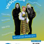 Reklāmas plakāts ar uzrakstu "Kļūsti par VIESĢIMENI UZ 3, 4 VAI 10 MĒNEŠIEM". Centrālā figūra ir smaidīga jauna sieviete tradicionālā latviešu tautas tērpā ar dzeltenu ziedu pušķi, ko ietver divas tumšas silueta figūras. Plakāts mudina kļūt par viesģimeni "apmaiņas skolēnām", minot ieguvumus: "PARĀDI LATVIJAS KULTŪRU UN DZĪVESVEIDU", "KULTŪRA UN TRADĪCIJAS", "PRAKTIZĒ SVEŠVALODAS", "PARĀDI LATVIJU", "IEMĀCI SKOLĒNAM LATVIEŠU VALODU". Apakšā AFS "Intercultural Programs Latvia" logo un kontaktinformācija: "afs.lv", "@afslatvia", "+371 67280646", "info.latvija@afs.org" un QR kods zem "UZZINI VAIRĀK:".