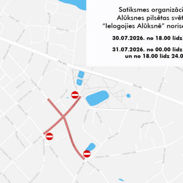 Satiksmes organizācija Alūksnes pilsētas svētku "Ielogojies Alūksnē" norises laikā. Kartē attēlota Alūksnes centra daļa ar Alūksnes ezeru, kur vairākas ielas, tostarp Dārza iela, Helēnas iela un Latgales iela, ir slēgtas satiksmei. Slēgtās vietas atzīmētas ar sarkanām līnijām un "Aizliegts iebraukt" ceļa zīmēm. Slēgšanas spēkā 30.07.2026. no 18.00 līdz 24.00 un 31.07.2026. no 00.00 līdz 02.00 un no 18.00 līdz 24.00.