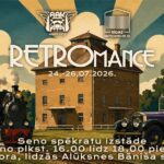 Vintāžas stila plakāts ar nosaukumu "RETROMANCE", kurā attēlota tvaika lokomotīve ar vagoniem, veca purpursarkana automašīna un sena ēka. Augšpusē redzami Rīgas Motormuzeja un AAK ANNO 1972 logotipi. Norises datumi ir 24.-26.07.2026. Plakāta apakšā ir teksts: Seno spēkratu izstāde 25. jūlijā, no plkst. 16.00 līdz 18.00 pie Alūksnes elevatora, līdzās Alūksnes Bānīša stacijai.