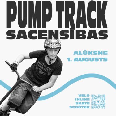 Velosolutions Pump Track Sacensību plakāts ar jaunu zēnu ķiverē un melnā kreklā, braucot ar skrejriteni pa trasi. Teksts: VELOSOLUTIONS PUMP TRACK SACENSĪBAS, ALŪKSNE 1. AUGUSTS. Sacensību kategorijas ir VELO, INLINE, SKATE, SCOOTER, katrai blakus ir QR kods.