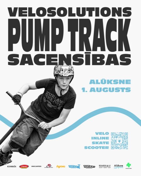 Velosolutions Pump Track Sacensību plakāts ar jaunu zēnu ķiverē un melnā kreklā, braucot ar skrejriteni pa trasi. Teksts: VELOSOLUTIONS PUMP TRACK SACENSĪBAS, ALŪKSNE 1. AUGUSTS. Sacensību kategorijas ir VELO, INLINE, SKATE, SCOOTER, katrai blakus ir QR kods.
