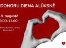 Plakāts ar sarkanu fonu, uz kura divas rokas veido sirds formu. Teksts: "DONORU DIENA ALŪKSNĒ", "18. augustā 9.00-13.00", "Alūksnes Kultūras centrā, Brūža ielā 7". Apakšējā labajā stūrī Valsts asinsdonoru centra logo.