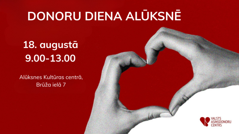 Plakāts ar sarkanu fonu, uz kura divas rokas veido sirds formu. Teksts: "DONORU DIENA ALŪKSNĒ", "18. augustā 9.00-13.00", "Alūksnes Kultūras centrā, Brūža ielā 7". Apakšējā labajā stūrī Valsts asinsdonoru centra logo.