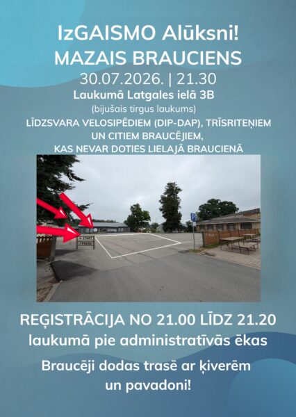 Informatīvs plakāts ar virsrakstu "IzGAISMO Alūksni! MAZAIS BRAUCIENS", kas norāda, ka pasākums notiks 30.07.2026. plkst. 21.30 laukumā Latgales ielā 3B (bijušais tirgus laukums). Tas paredzēts LĪDZSVARA VELOSIPĒDIEM (DIP-DAP), TRĪSRITENIEM UN CITIEM BRAUCĒJIEM, KAS NEVAR DOTIES LIELAJĀ BRAUCIENĀ. Plakāta centrā ir attēlota tukša asfalta laukuma fotogrāfija ar baltu taisnstūrveida trases iezīmējumu un sarkanām bultām, kas norāda uz "START ✅ FINISH" zīmi pie koka žoga. Papildus teksts informē: REĢISTRĀCIJA NO 21.00 LĪDZ 21.20 laukumā pie administratīvās ēkas. Braucēji dodas trasē ar ķiverēm un pavadoni!
