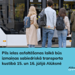 Četri cilvēki stāv pie atvērtām autobusa durvīm, gaidot iekāpšanu. Attēla apakšdaļā uz zila fona ir teksts: "Pils ielas asfaltēšanas laikā būs izmaiņas sabiedriskā transporta kustībā 15. un 16. jūlijā Alūksnē".