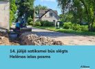 Zils ekskavators rok tranšeju uz Helēnas ielas, blakus redzamas izraktas zemes un būvgružu kaudzes. Ceļa posms ir norobežots ar sarkanbaltu lentu. Attēla apakšējā daļā ir teksts: "14. jūlijā satiksmei būs slēgts Helēnas ielas posms".