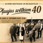 Sepia toņa plakāts ar tekstu "AICINĀM AMATNIEKUS UN MĀJRĀŽOTĀJUS! Pļaujas svētkiem 40". Attēlā redzama cilvēku grupa tautas tērpos, kas gājienā nes labības kūlīšus gar lauku sētas ēku. Vīrieši un sievietes smaida, priekšplānā vīrietis ar lielu labības kūli. Notikuma datums un vieta: "2026. GADA 12. SEPTEMBRĪ PLKST. 11.00 VIKTORA ĶIRPA ATES MUZEJĀ "VIDZEMES LAUKU SĒTA".