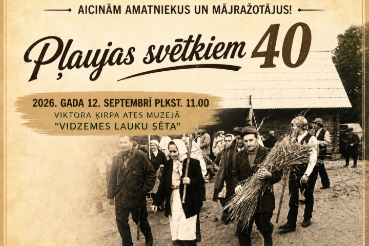 Sepia toņa plakāts ar tekstu "AICINĀM AMATNIEKUS UN MĀJRĀŽOTĀJUS! Pļaujas svētkiem 40". Attēlā redzama cilvēku grupa tautas tērpos, kas gājienā nes labības kūlīšus gar lauku sētas ēku. Vīrieši un sievietes smaida, priekšplānā vīrietis ar lielu labības kūli. Notikuma datums un vieta: "2026. GADA 12. SEPTEMBRĪ PLKST. 11.00 VIKTORA ĶIRPA ATES MUZEJĀ "VIDZEMES LAUKU SĒTA".