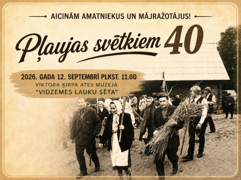 Sepia toņa plakāts ar tekstu "AICINĀM AMATNIEKUS UN MĀJRĀŽOTĀJUS! Pļaujas svētkiem 40". Attēlā redzama cilvēku grupa tautas tērpos, kas gājienā nes labības kūlīšus gar lauku sētas ēku. Vīrieši un sievietes smaida, priekšplānā vīrietis ar lielu labības kūli. Notikuma datums un vieta: "2026. GADA 12. SEPTEMBRĪ PLKST. 11.00 VIKTORA ĶIRPA ATES MUZEJĀ "VIDZEMES LAUKU SĒTA".