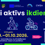 Plakāts ar uzrakstu "Esi aktīvs ikdienā!", attēlojot staigātāju, nūjotāju, riteņbraucēju un skrējēju. Tas paziņo par attālinātu izaicinājumu no 01.09. līdz 01.10.2026. gadam, kurā dalībnieki krāj kilometrus, soļus un punktus. Lai pieteiktos, skenējiet QR kodu vai apmeklējiet www.sportsivisiem.lv.
