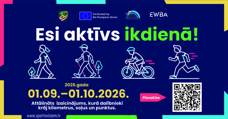 Plakāts ar uzrakstu "Esi aktīvs ikdienā!", attēlojot staigātāju, nūjotāju, riteņbraucēju un skrējēju. Tas paziņo par attālinātu izaicinājumu no 01.09. līdz 01.10.2026. gadam, kurā dalībnieki krāj kilometrus, soļus un punktus. Lai pieteiktos, skenējiet QR kodu vai apmeklējiet www.sportsivisiem.lv.