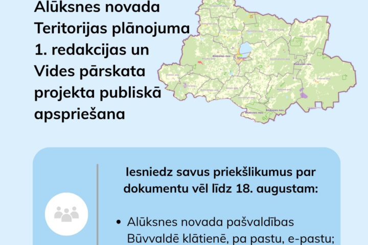Zila fona informatīvais plakāts par Alūksnes novada teritorijas plānošanu ar uzrakstu "Iesaisties novada teritorijas plānošanā! Alūksnes novada Teritorijas plānojuma 1. redakcijas un Vides pārskata projekta publiskā apspriešana". Blakus attēlota Alūksnes novada karte. Plakāts aicina "Iesniedz savus priekšlikumus par dokumentu vēl līdz 18. augustam: Alūksnes novada pašvaldības Būvvaldē klātienē, pa pastu, e-pastu; vietnē www.geolatvija.lv". Apakšā norādīts "Informācija: www.aluksne.lv".