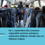 Autobusa salons ar pasažieriem. Attēlā redzams teksts: "No 1. septembra būs izmaiņas reģionālās nozīmes autobusu maršrutos Alūksne–Alsviķi–Ape un Alūksne–Liepna".