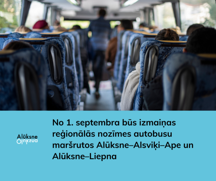 Autobusa salons ar pasažieriem. Attēlā redzams teksts: "No 1. septembra būs izmaiņas reģionālās nozīmes autobusu maršrutos Alūksne–Alsviķi–Ape un Alūksne–Liepna".