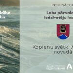 Attēlā redzams paziņojums par konkursu "Laba pārvaldība pašvaldībā" un nomināciju "Laba pārvaldība iedzīvotāju iesaistē". Kreisajā pusē uz viļņainas jūras fona attēlota stilizēta trofeja, kas atgādina liesmu. Labajā pusē redzams ģerbonis ar grāmatu, uz kuras rakstīts "A.D. 1080", un tekstu "Kopienu svētki Alūksnes novadā", kā arī "Latvijas Republikas Tiesībsargs" un "Latvijas Pilsoniskā alianse" logotipi.