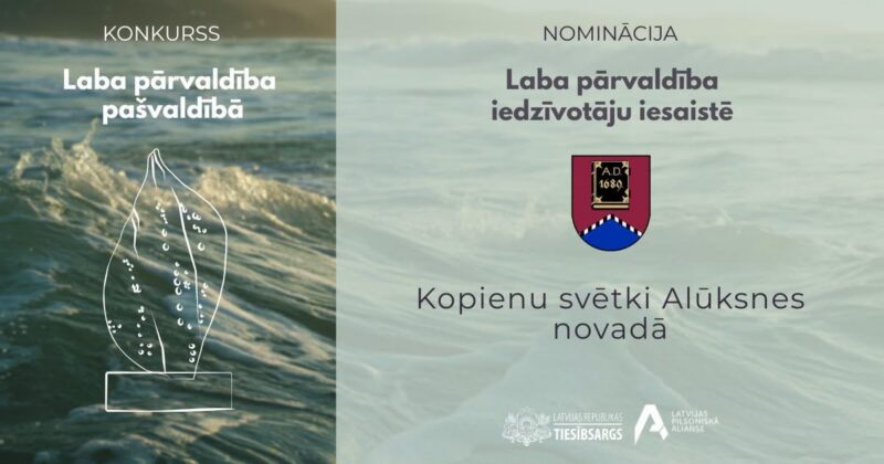 Attēlā redzams paziņojums par konkursu "Laba pārvaldība pašvaldībā" un nomināciju "Laba pārvaldība iedzīvotāju iesaistē". Kreisajā pusē uz viļņainas jūras fona attēlota stilizēta trofeja, kas atgādina liesmu. Labajā pusē redzams ģerbonis ar grāmatu, uz kuras rakstīts "A.D. 1080", un tekstu "Kopienu svētki Alūksnes novadā", kā arī "Latvijas Republikas Tiesībsargs" un "Latvijas Pilsoniskā alianse" logotipi.