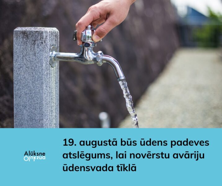 Roka atver ūdens krānu uz akmens pīlāra, no kura tek ūdens. Attēlā redzams teksts: Alūksne Novads un 19. augustā būs ūdens padeves atslēgums, lai novērstu avāriju ūdensvada tīklā.