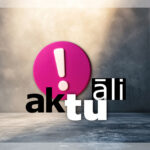 Uz pelēka, betonam līdzīga fona ar apgaismojumu no kreisās puses redzams liels rozā aplis ar baltu izsaukuma zīmi. Zem tās daļēji redzams vārds "aktuāli" melnbaltiem burtiem. Augšējā labajā stūrī balts taisnstūris ar Latvijas valsts ģerboni un tekstu "Valsts zemes dienests".