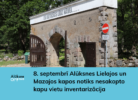 Akmens kapsētas vārti ar puspavērtām koka durvīm un uzrakstiem "ESI UZTICĪGS LĪDZ NĀVEI. IMA. PAR. GR. 2.10.", skaitļiem "1 9 2 5" uz mūra, kā arī ceļa zīme "Iebraukt aizliegts" ar tekstu "Izņemot ar atļaujām".