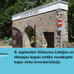 Akmens kapsētas vārti ar puspavērtām koka durvīm un uzrakstiem "ESI UZTICĪGS LĪDZ NĀVEI. IMA. PAR. GR. 2.10.", skaitļiem "1 9 2 5" uz mūra, kā arī ceļa zīme "Iebraukt aizliegts" ar tekstu "Izņemot ar atļaujām".