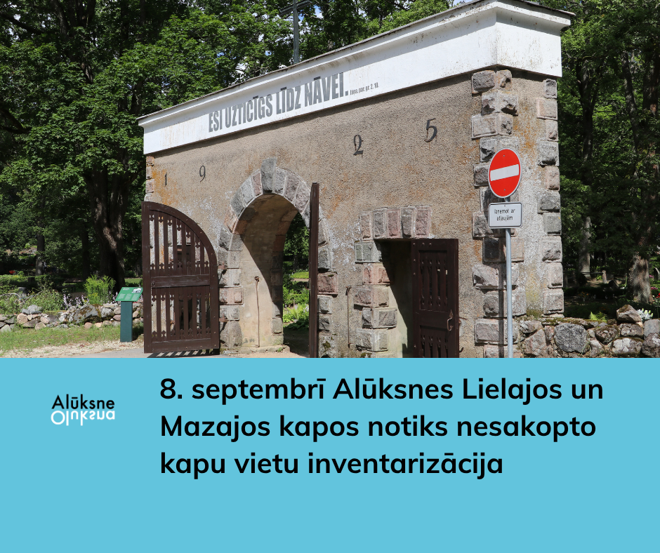Akmens kapsētas vārti ar puspavērtām koka durvīm un uzrakstiem "ESI UZTICĪGS LĪDZ NĀVEI. IMA. PAR. GR. 2.10.", skaitļiem "1 9 2 5" uz mūra, kā arī ceļa zīme "Iebraukt aizliegts" ar tekstu "Izņemot ar atļaujām".