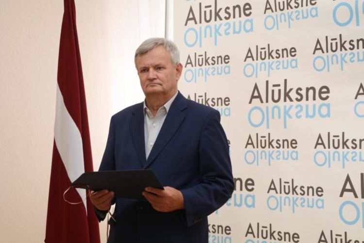 Pašvaldības apbalvojumu “Pagodinājums izglītībā” pasniedza Alūksnes novada domes priekšsēdētājs Arturs Dukulis